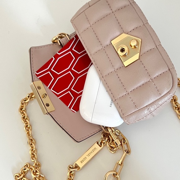 ❌SOLD❌[Michael Kors] Soho Mini Lamb Leather Pouch with Chain - Picture 3 of 5